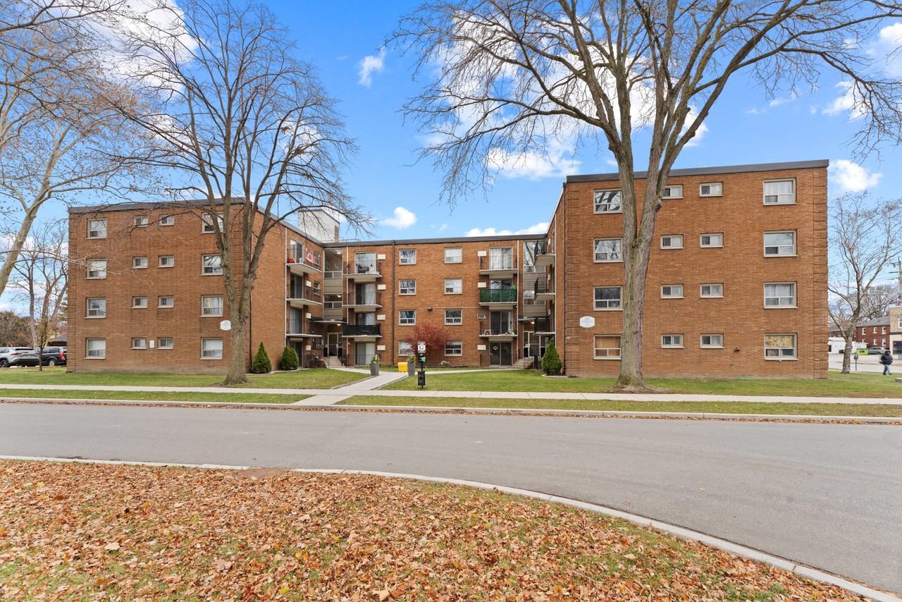 Randal Court Apartments - Photo 3 of 22