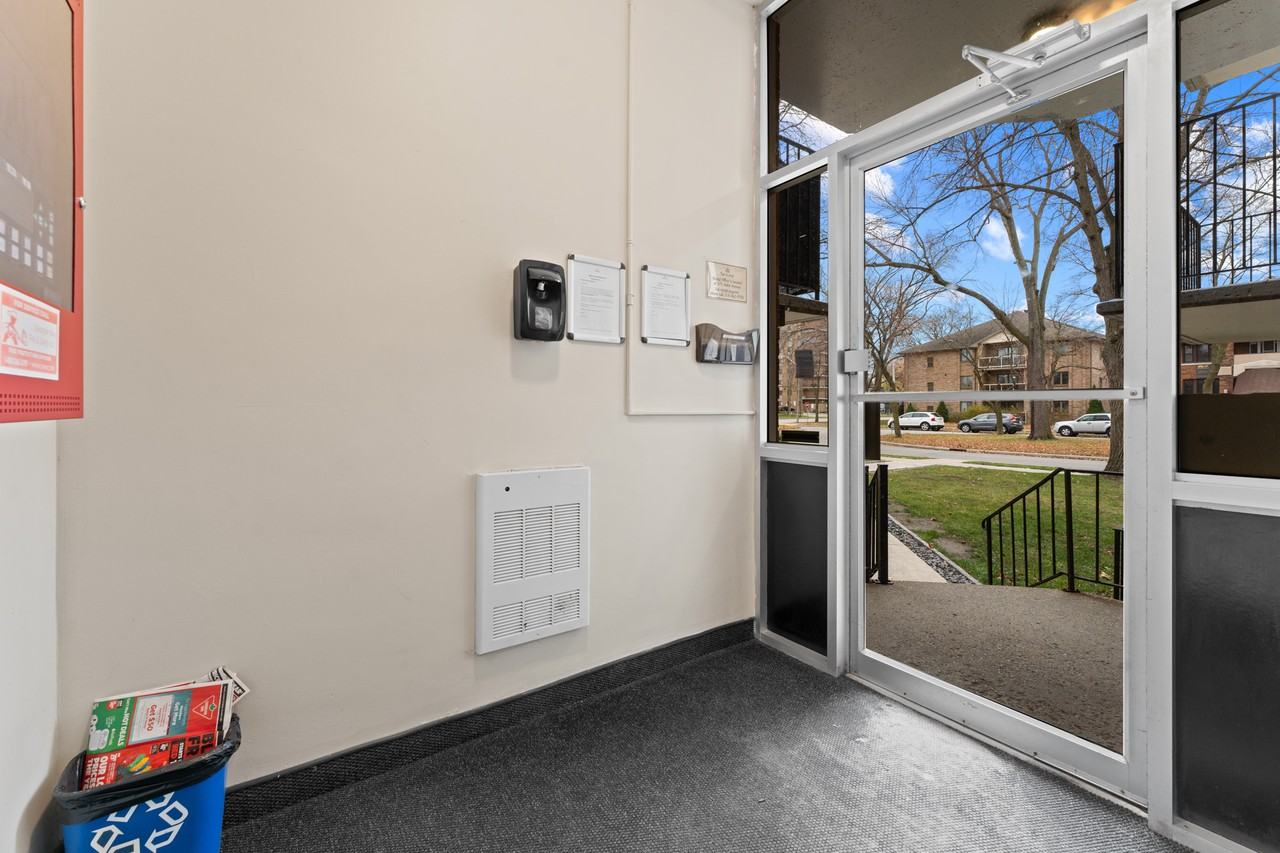 Randal Court Apartments - Photo 6 of 22