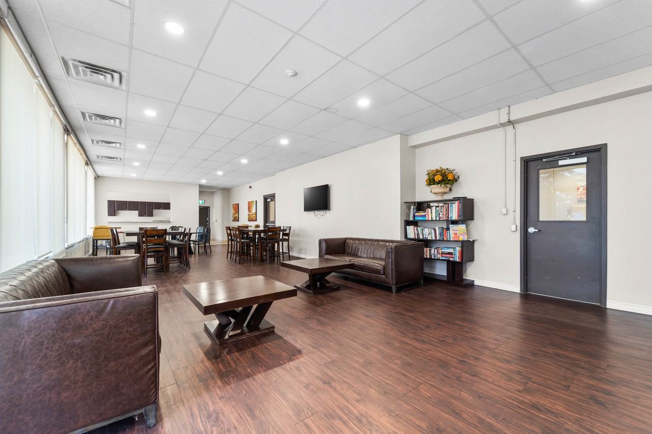 Regency Colonade Apartments - Photo 5 of 24