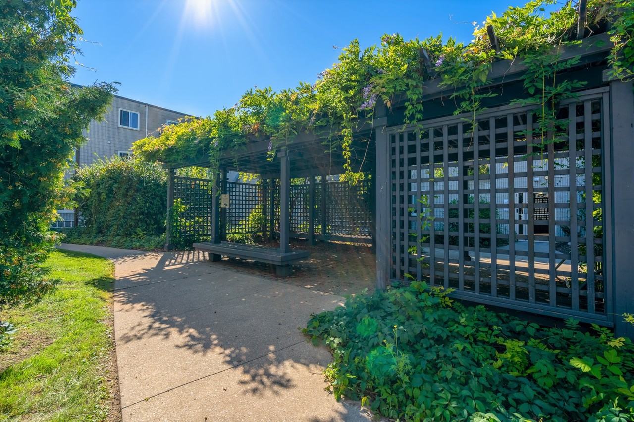 Devine Street Apartments - Photo 6 of 24