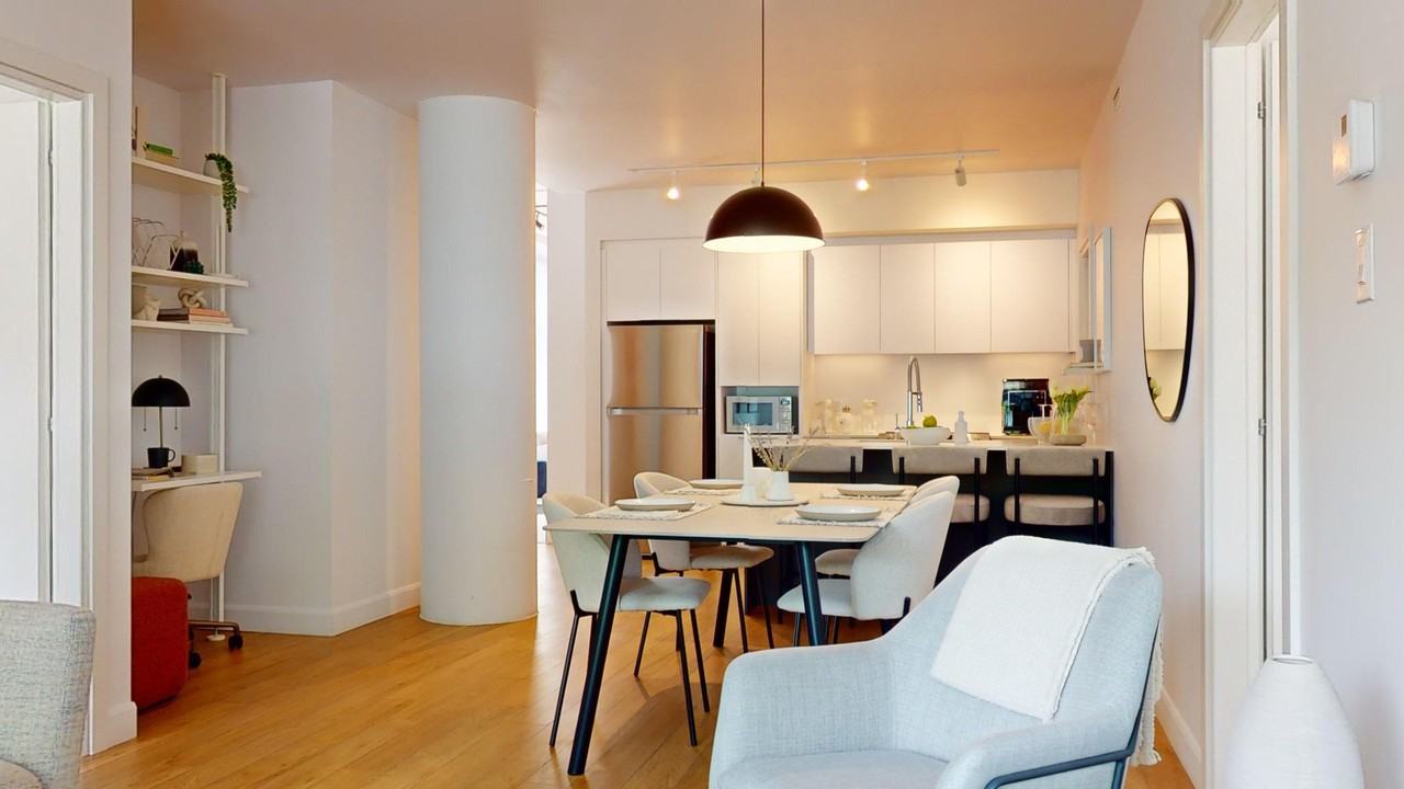 880 Av Carson — photo 1