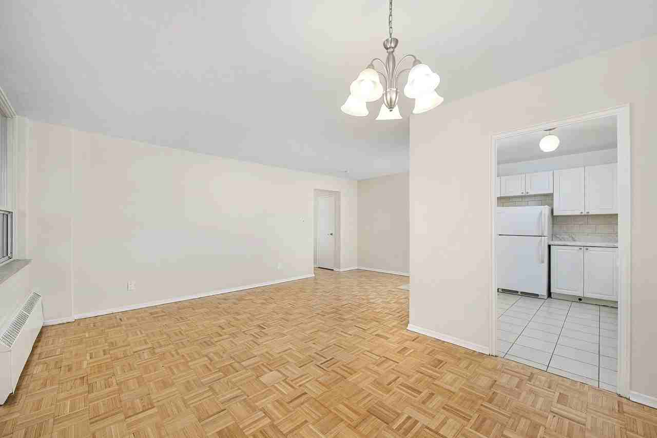1441 Lawrence Ave East - Photo 7 of 17
