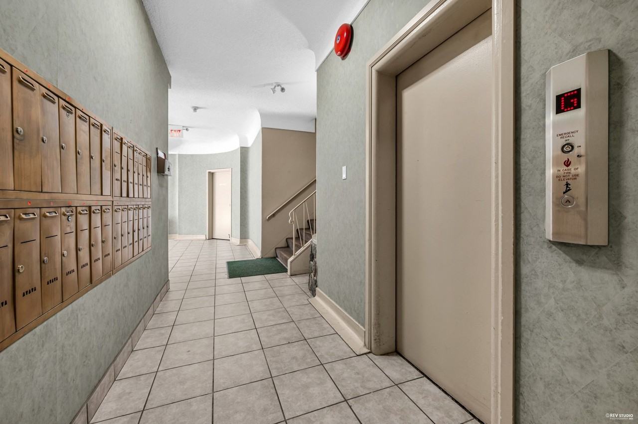 STANLEY MANOR - Photo 3 of 28