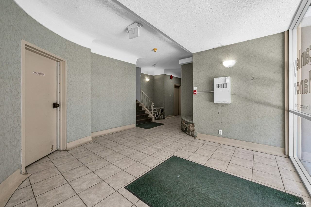 STANLEY MANOR - Photo 4 of 28