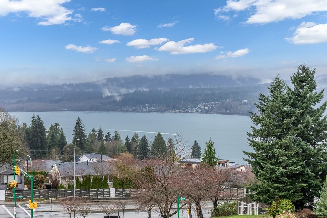 HARBOURVIEW MANOR - Photo 2 of 6