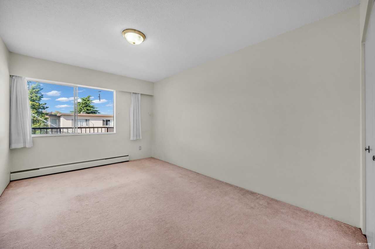 FREDRICK MANOR - Photo 4 of 50