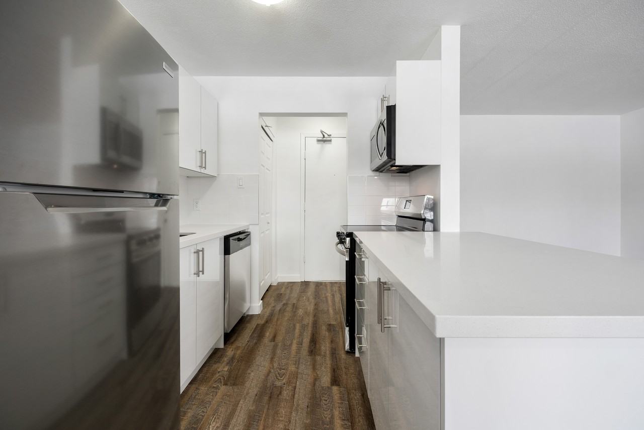 94 Beck Apartments - Photo 4 of 13