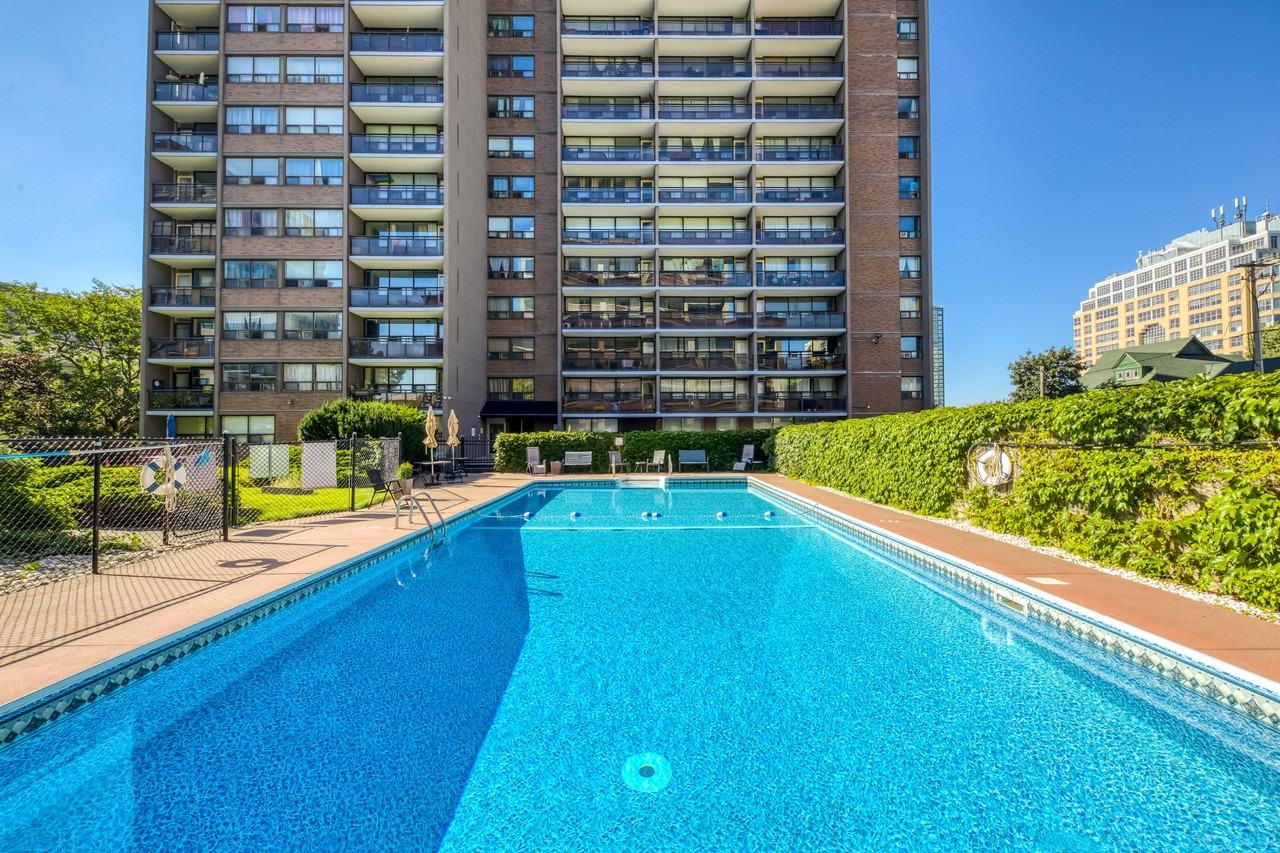 221 Queen Street South - Photo 6 of 36