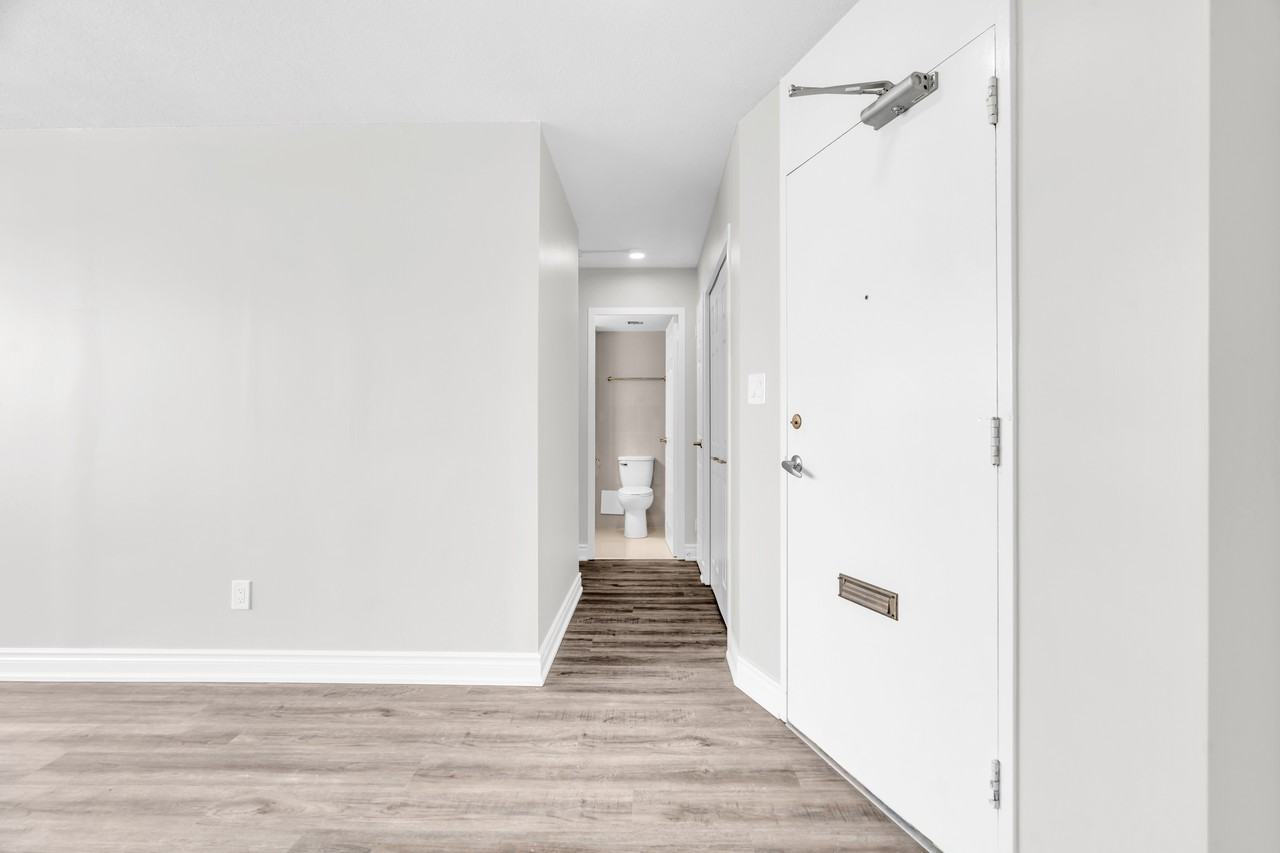 221 Queen Street South - Photo 7 of 36