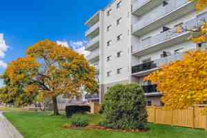 featured image of 1221 Simcoe St N