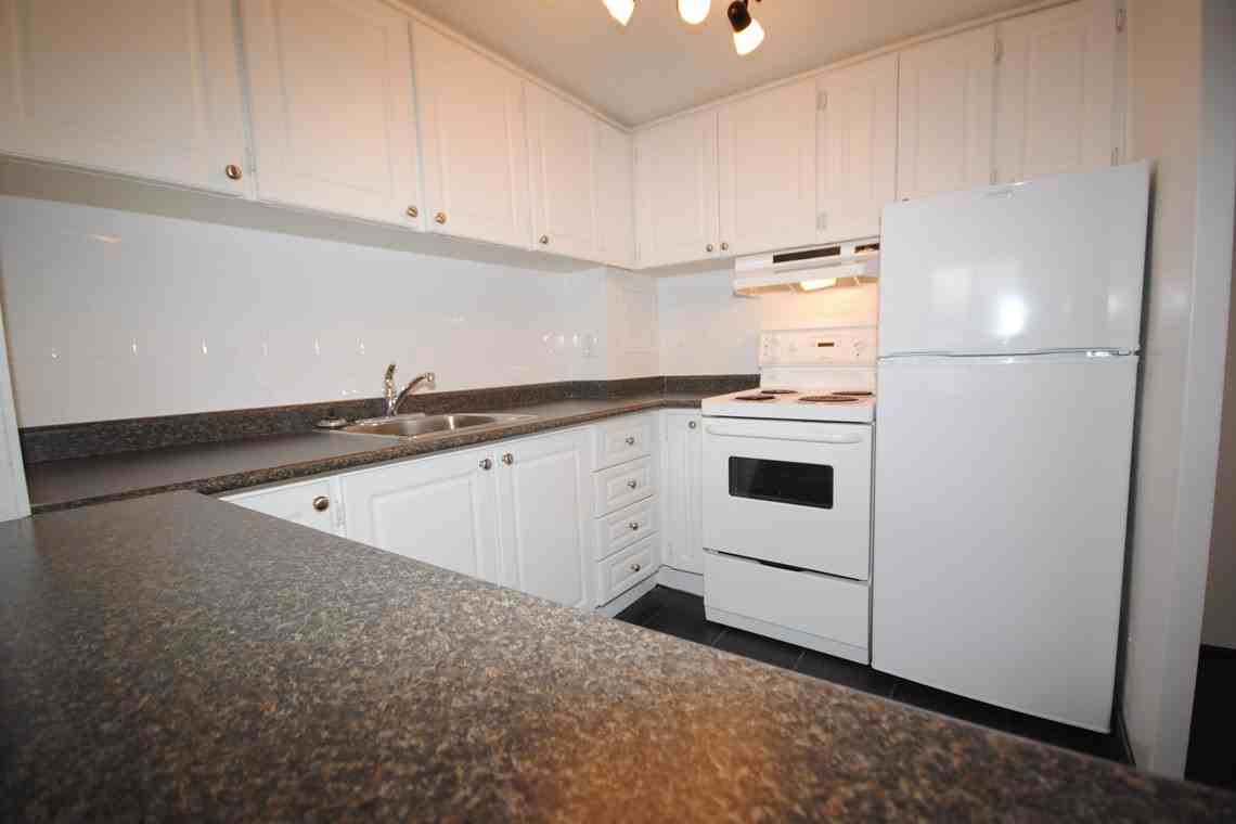 335 MacLaren St. - Photo 7 of 39