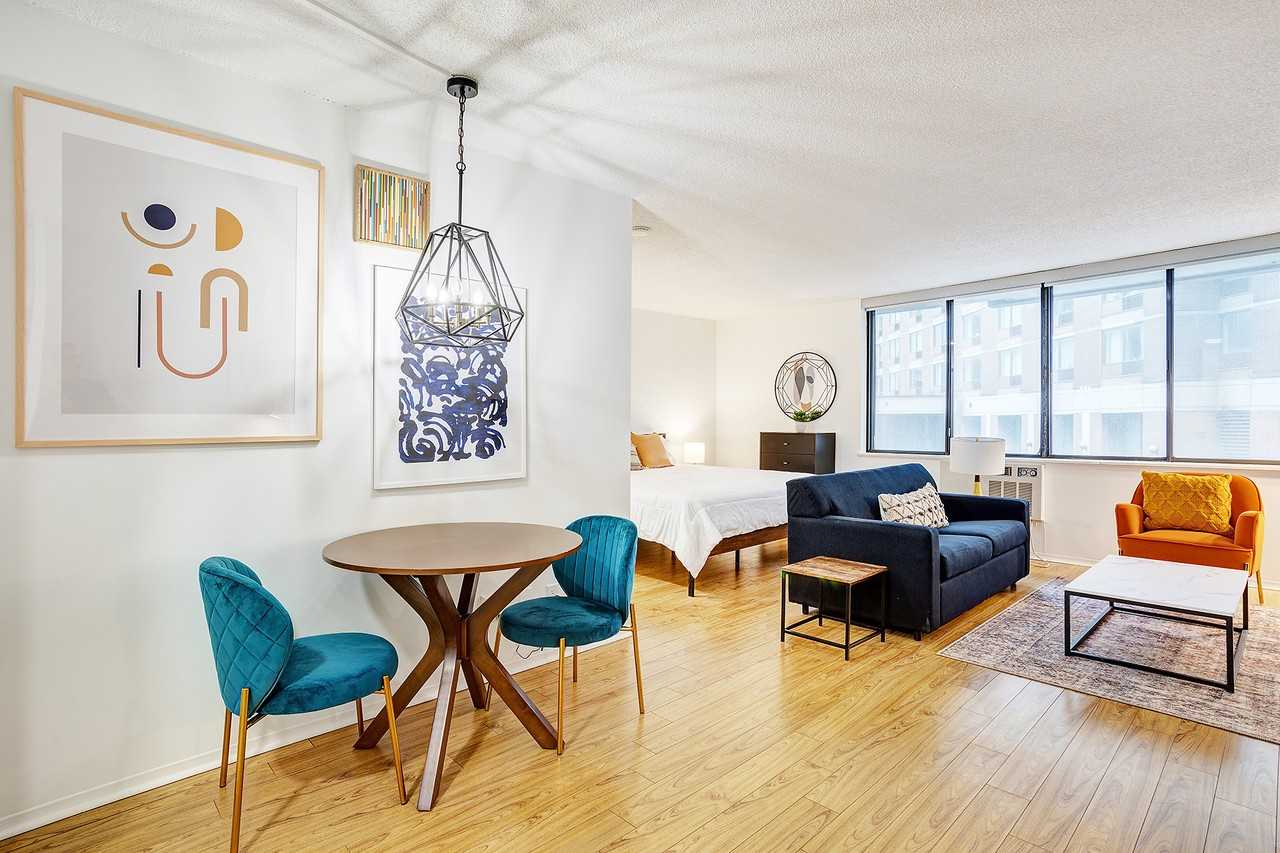 350 Rue Prince-Arthur O — photo 1