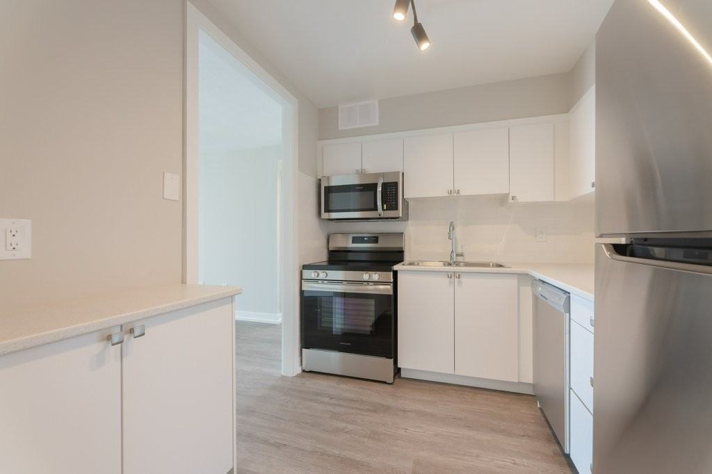 3575 Kaneff Crescent - Photo 3 of 41