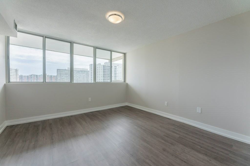 3575 Kaneff Crescent - Photo 7 of 41