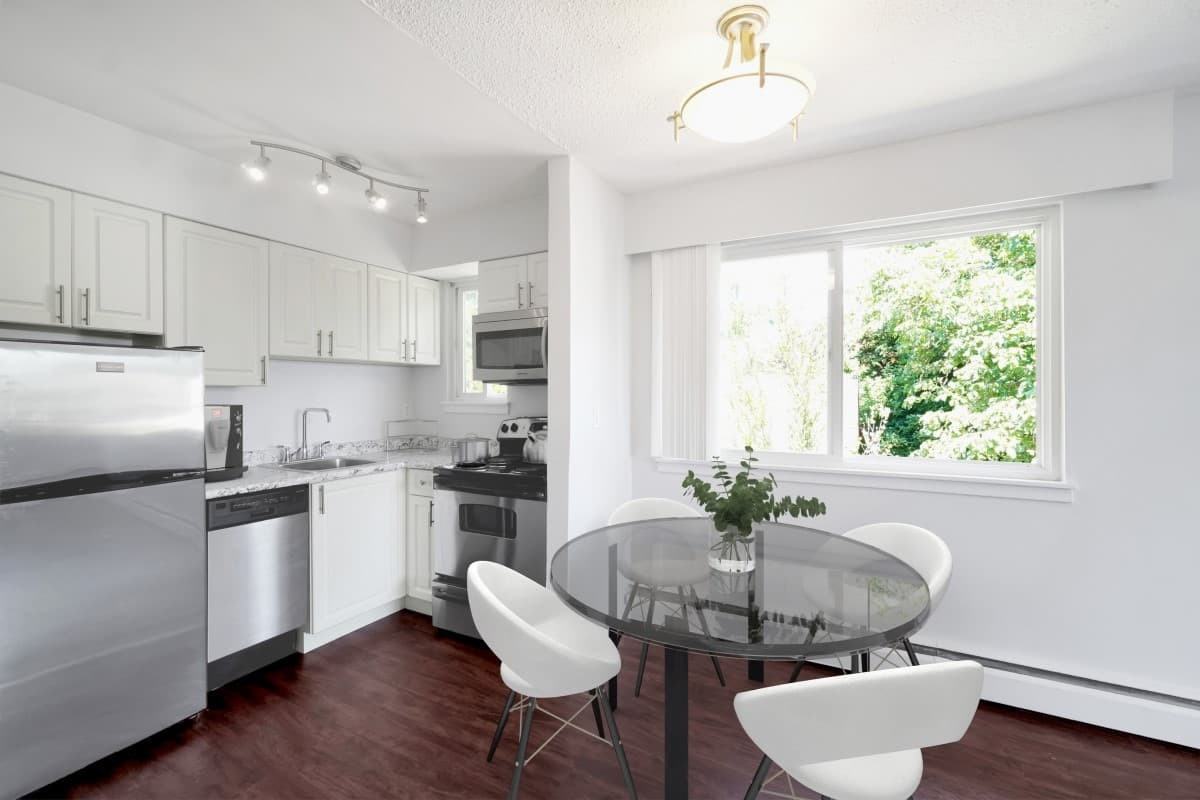 Redwood Manor - Photo 5 of 18