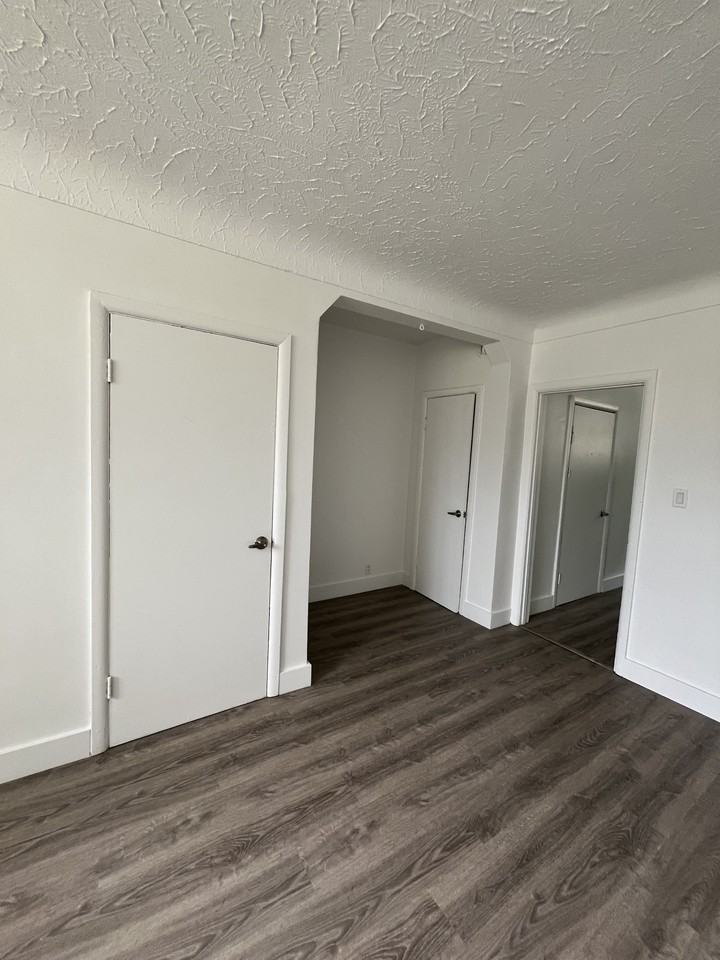 310 Speedvale Avenue East - Photo 5 of 8