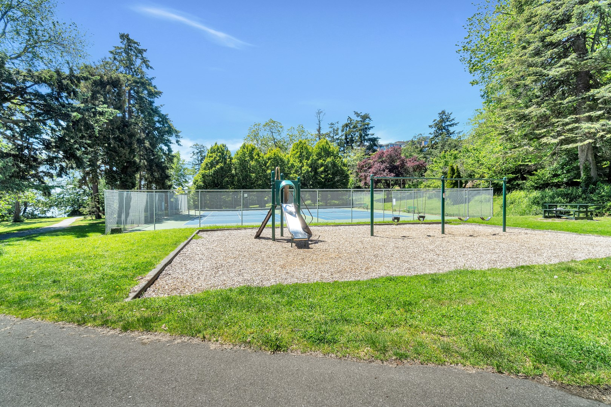 707 Esquimalt Rd - Photo 3 of 19