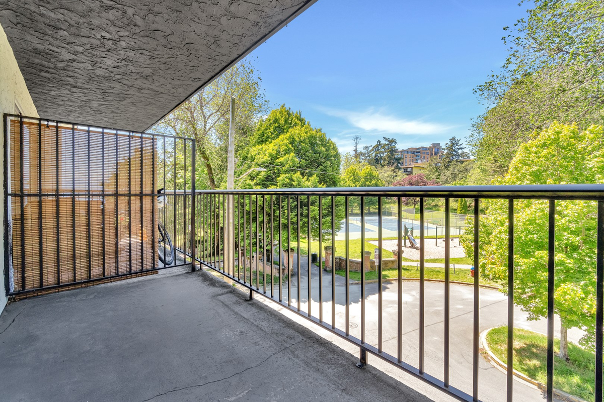 707 Esquimalt Rd - Photo 4 of 21