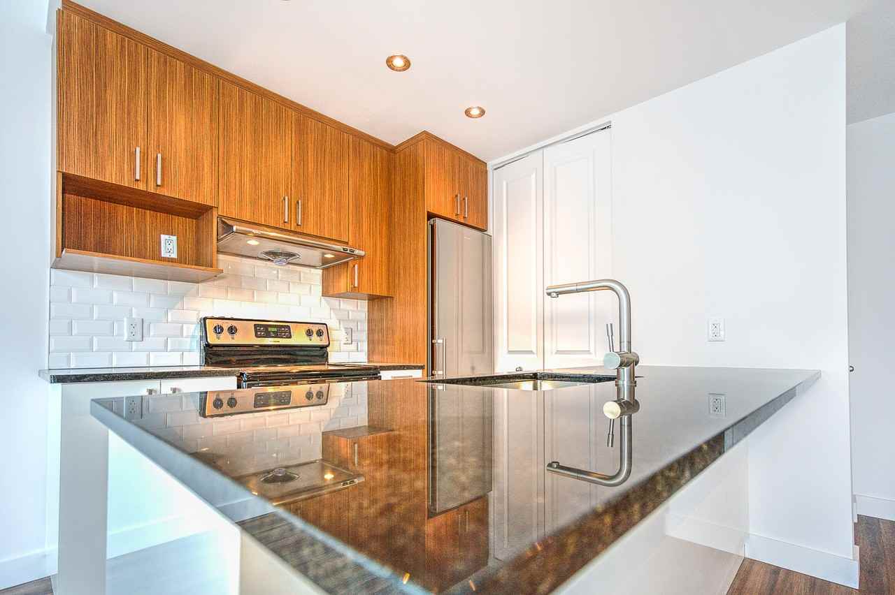 LIV Montreal - Photo 7 of 11