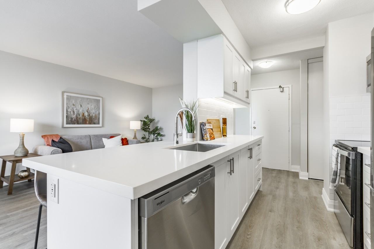 123 Charlton Avenue East - Photo 4 of 30