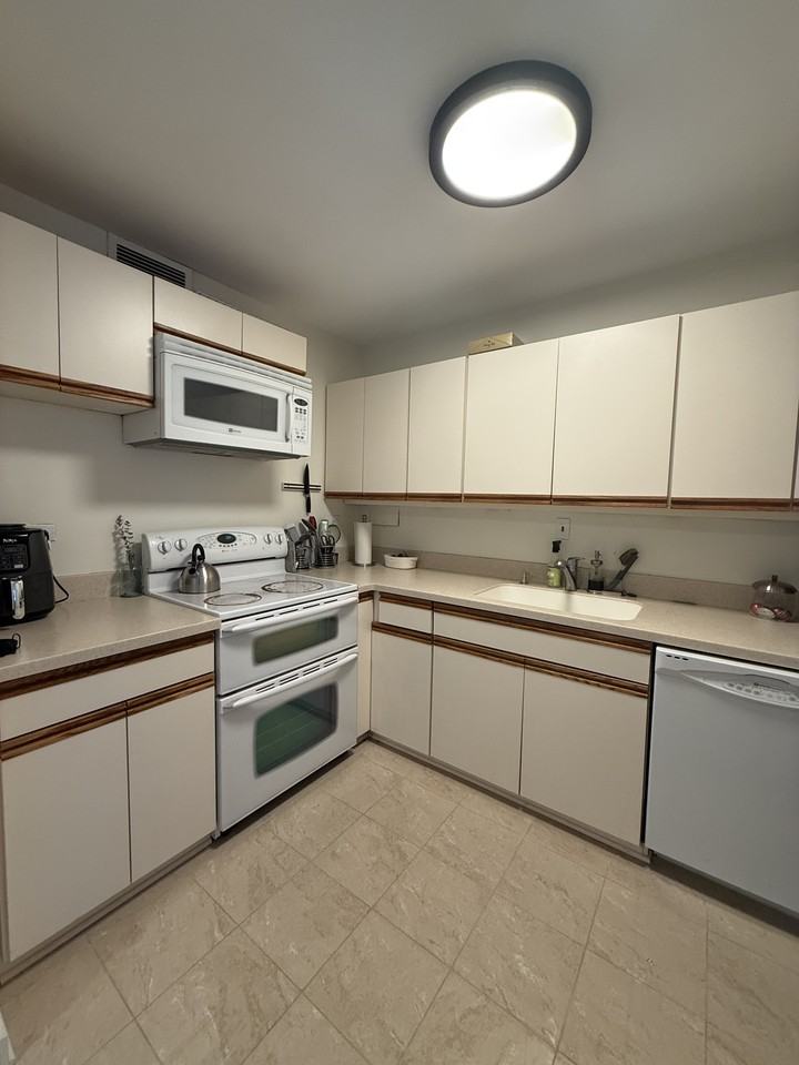 E Delaware Pl & N Lake Shore Dr - Photo 2 of 17