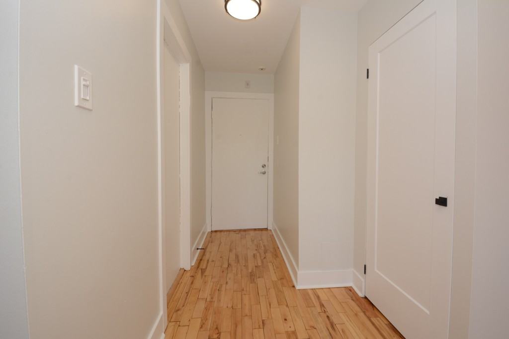 1085 Rue Mistral — photo 1