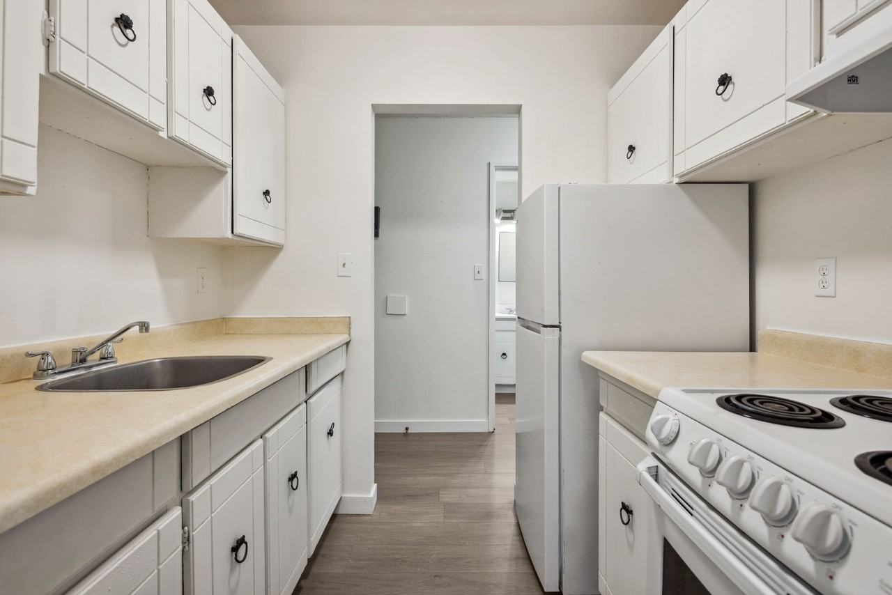 Guildford Gardens - Photo 5 of 32