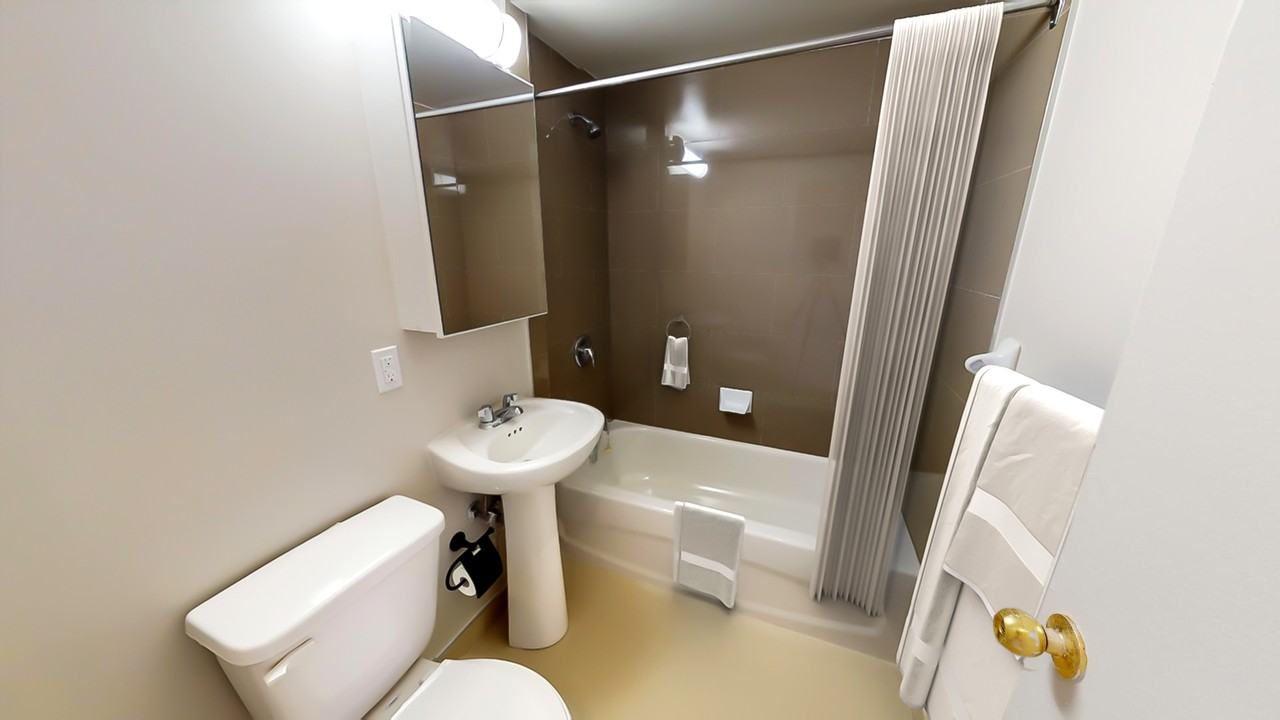 240 Wellesley Street Residences - Photo 6 of 18