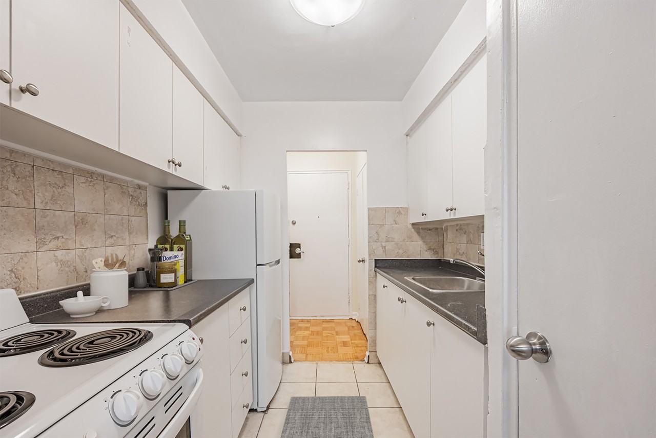 44 Thorncliffe Park Drive - Photo 5 of 10