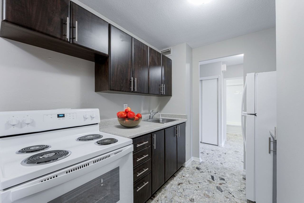 100 Roehampton Avenue - Photo 4 of 15