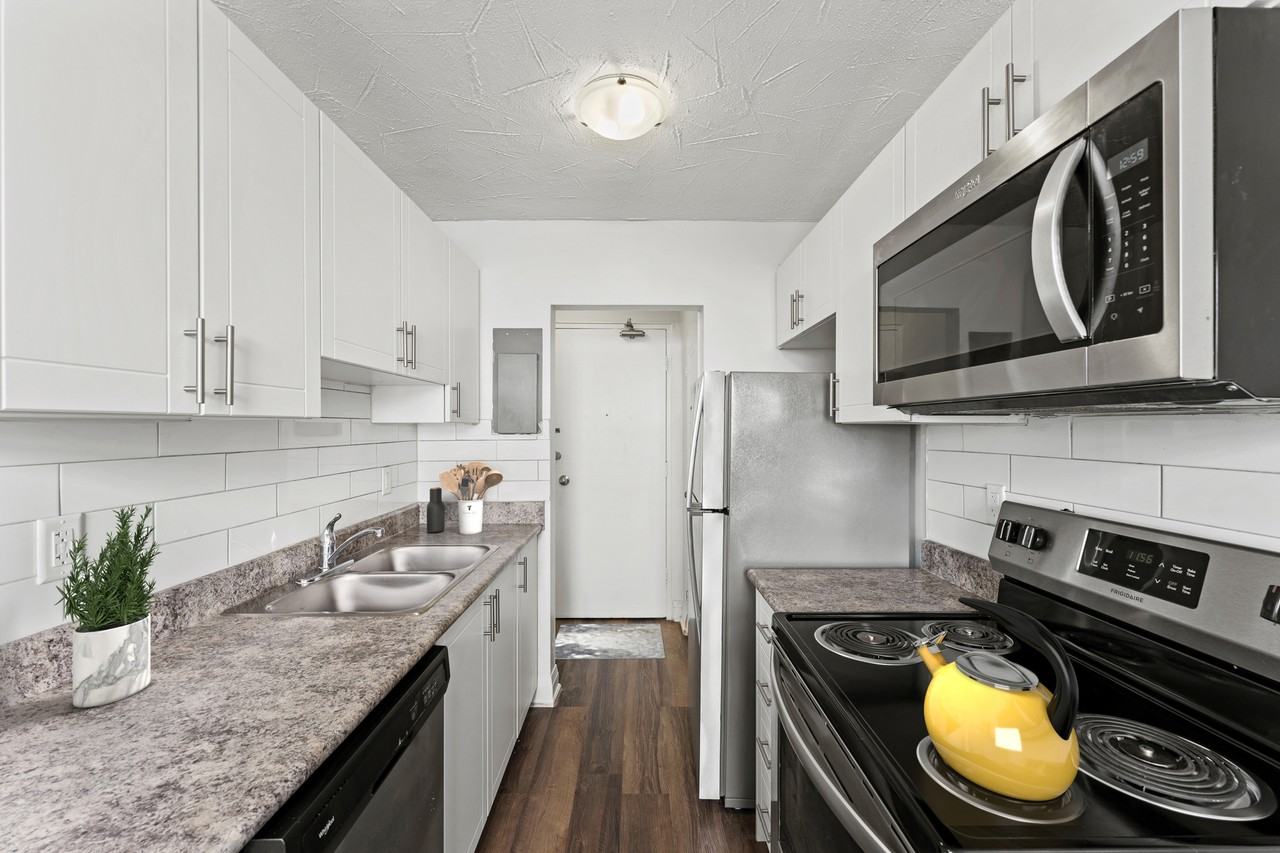 3063 Kingsway Drive - Photo 6 of 12