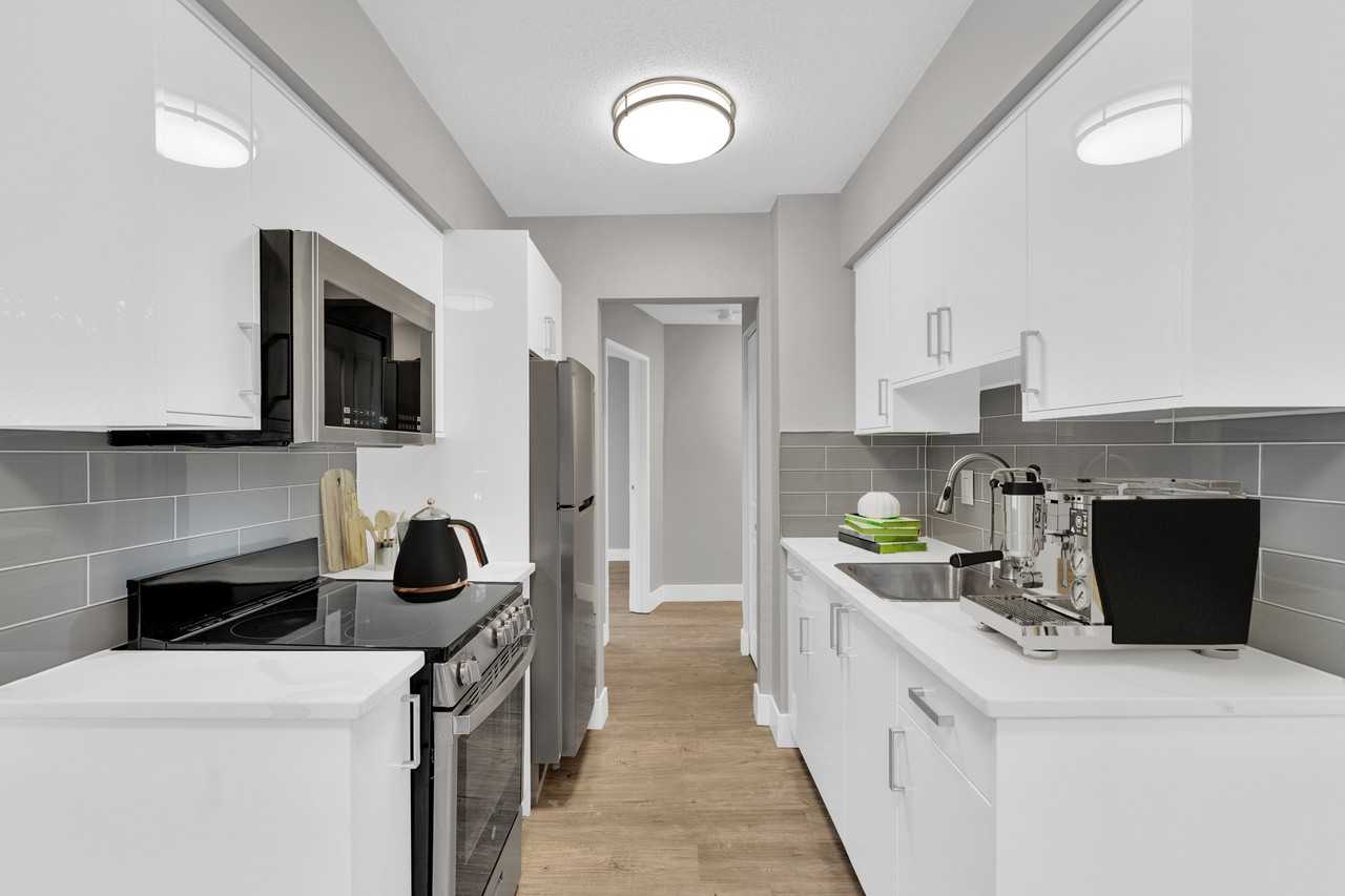 1655 Haro – Luxury Renovated 1 Bedroom in Vancouver’s West End | Up to 3 Months Free | Gym | Yoga Studio | Balcony - Photo 4 of 17