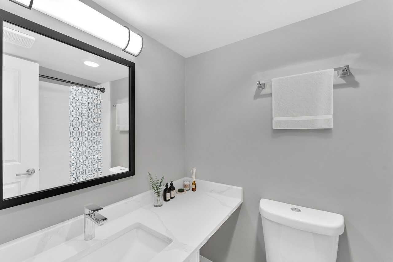 1655 Haro – Luxury Renovated 1 Bedroom in Vancouver’s West End | Up to 3 Months Free | Gym | Yoga Studio | Balcony - Photo 6 of 17