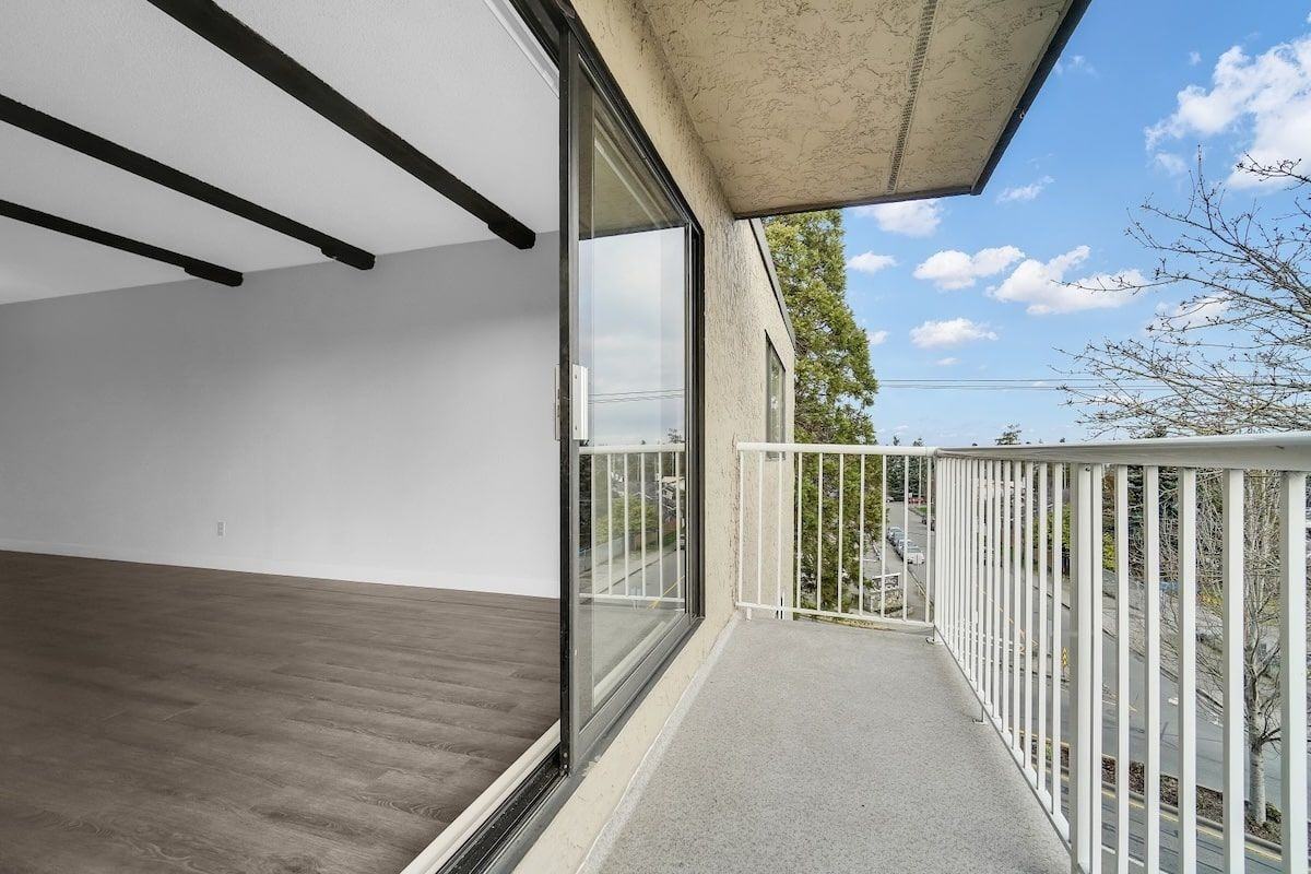 Vista Terrace Apartments - Photo 6 of 13