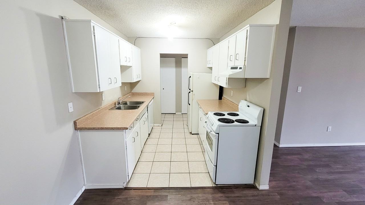 Dahlstrom Manor - Photo 3 of 17