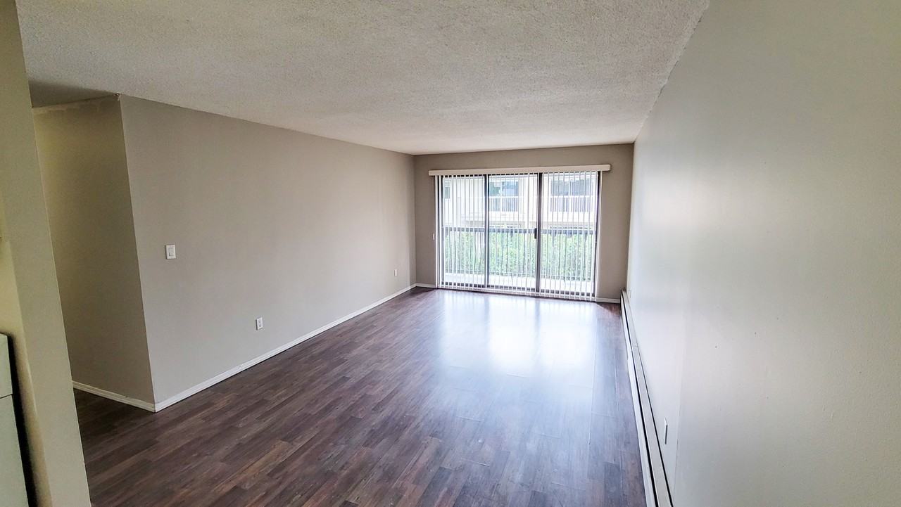 Dahlstrom Manor - Photo 2 of 17