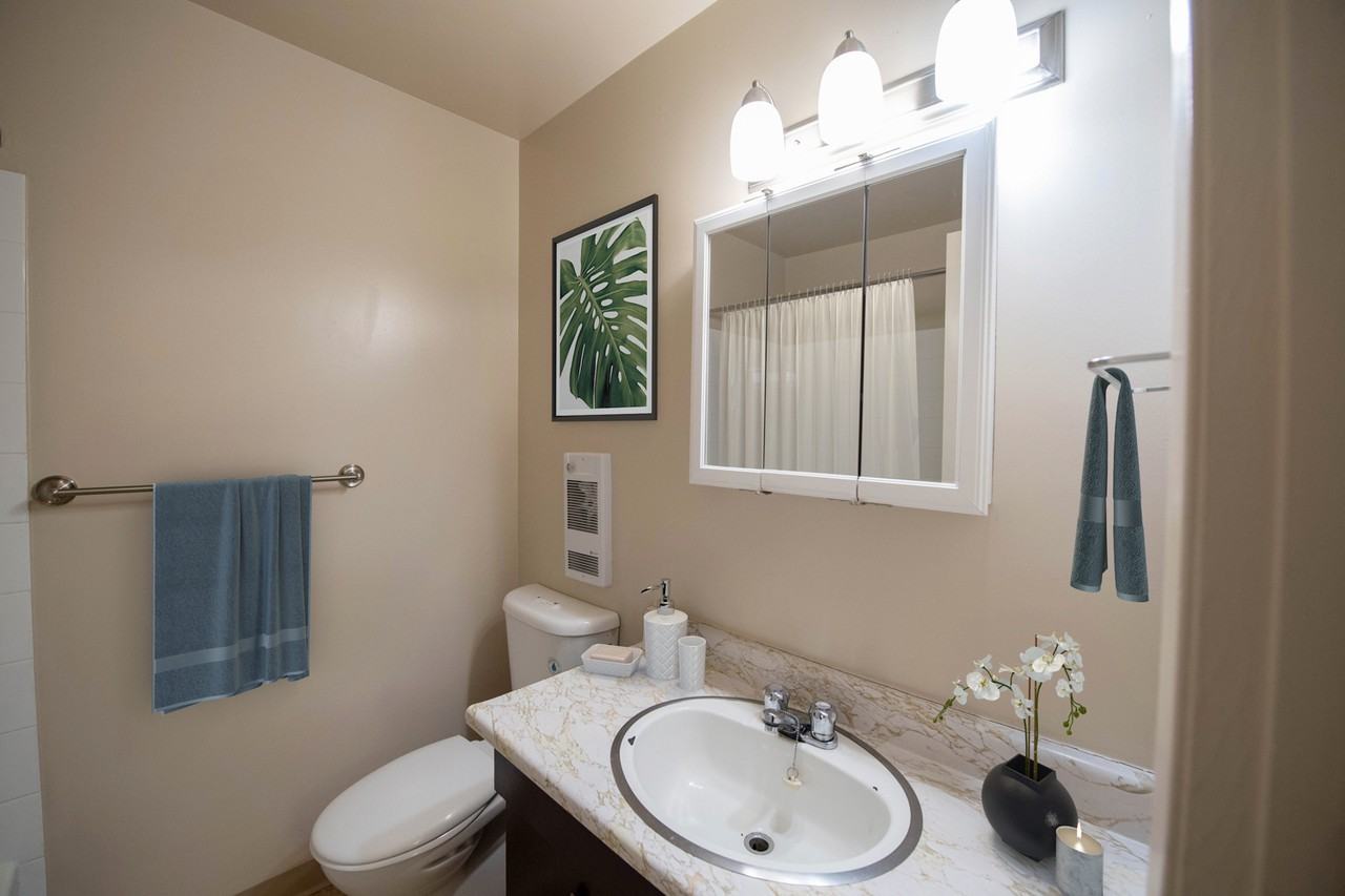 Grenoble Manor - Photo 7 of 12