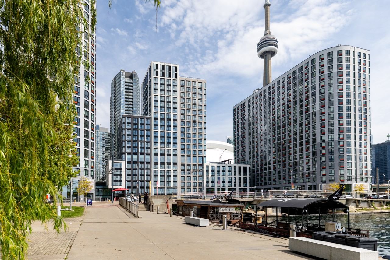 370 Queens Quay West - Photo 2 of 18