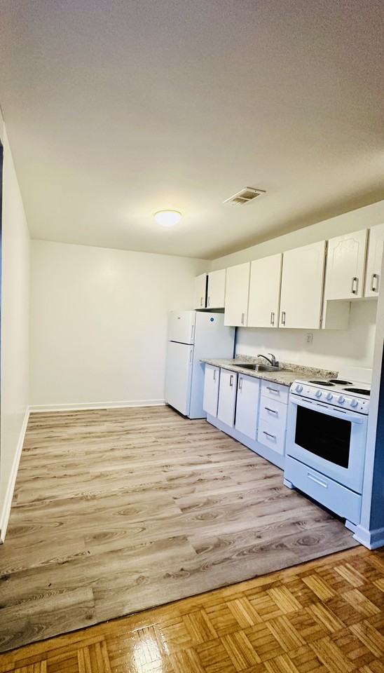 Eglinton Court Apartments - Photo 2 of 9