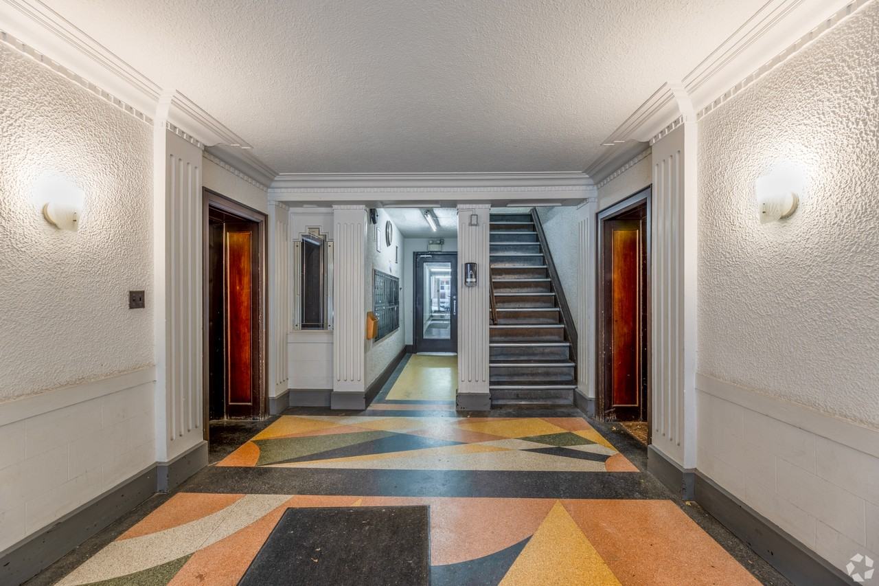 320 Lonsdale Rd - Photo 7 of 46