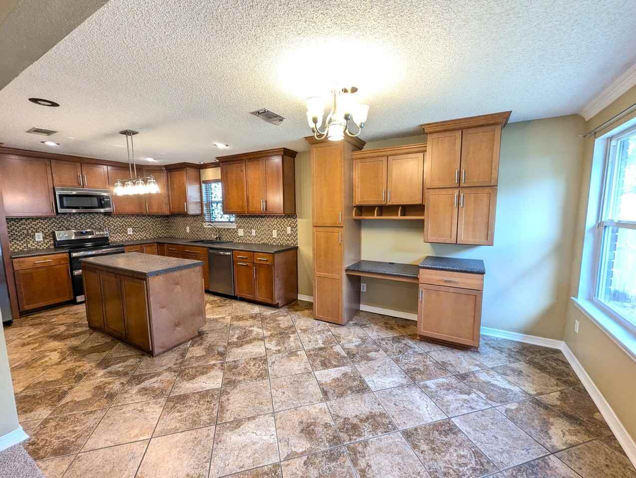 2734 Augustus Rd - Photo 5 of 27