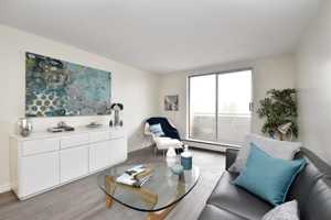 featured image of 978 8th Ave W