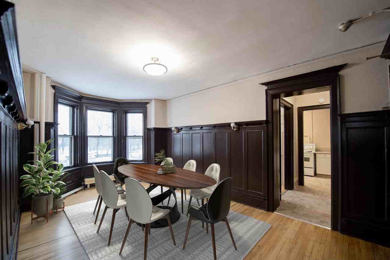 Roslyn Square - Photo 2 of 7