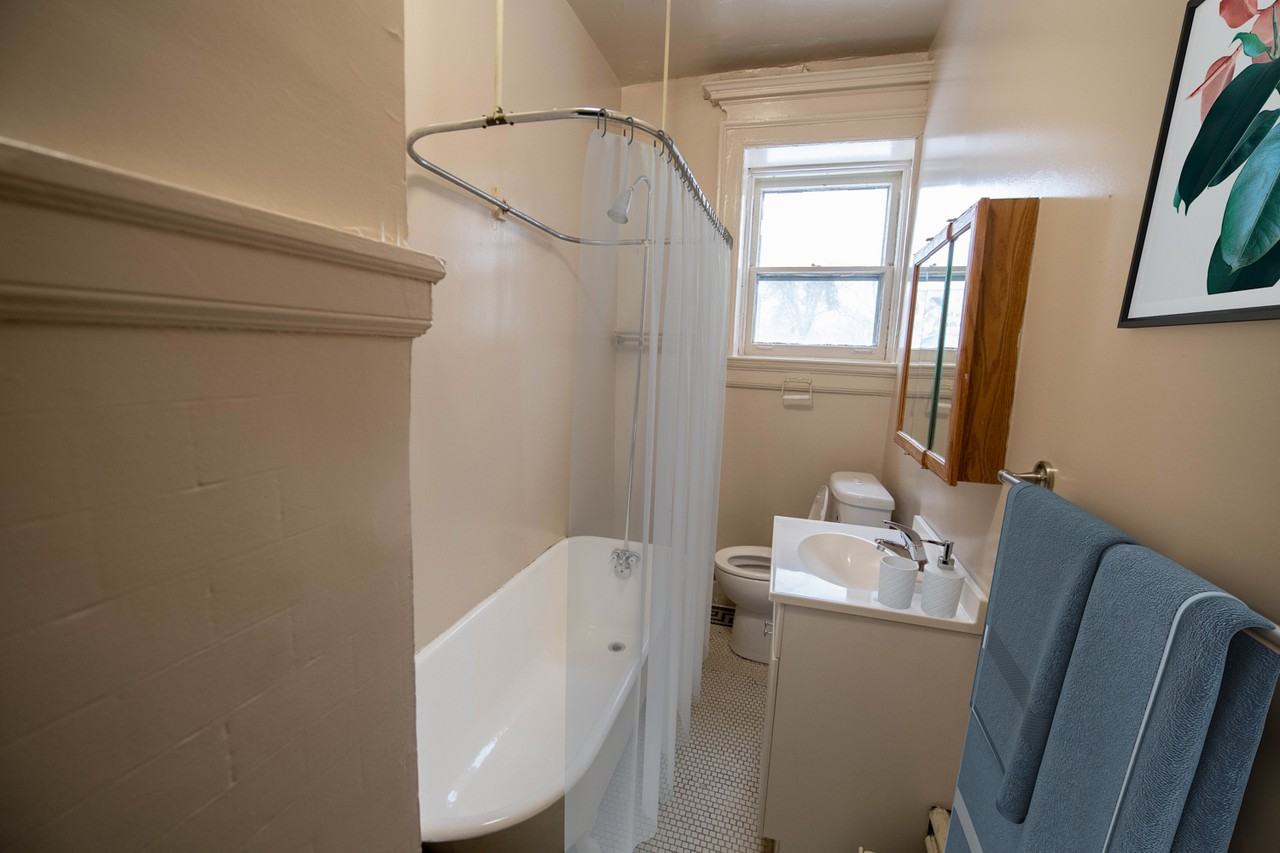 Roslyn Square - Photo 6 of 7