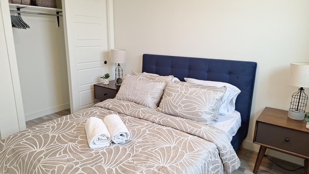 Rent 1800 Apartments on 4 St, SW, Calgary. Mission. Free Parking. - Photo 2 of 21