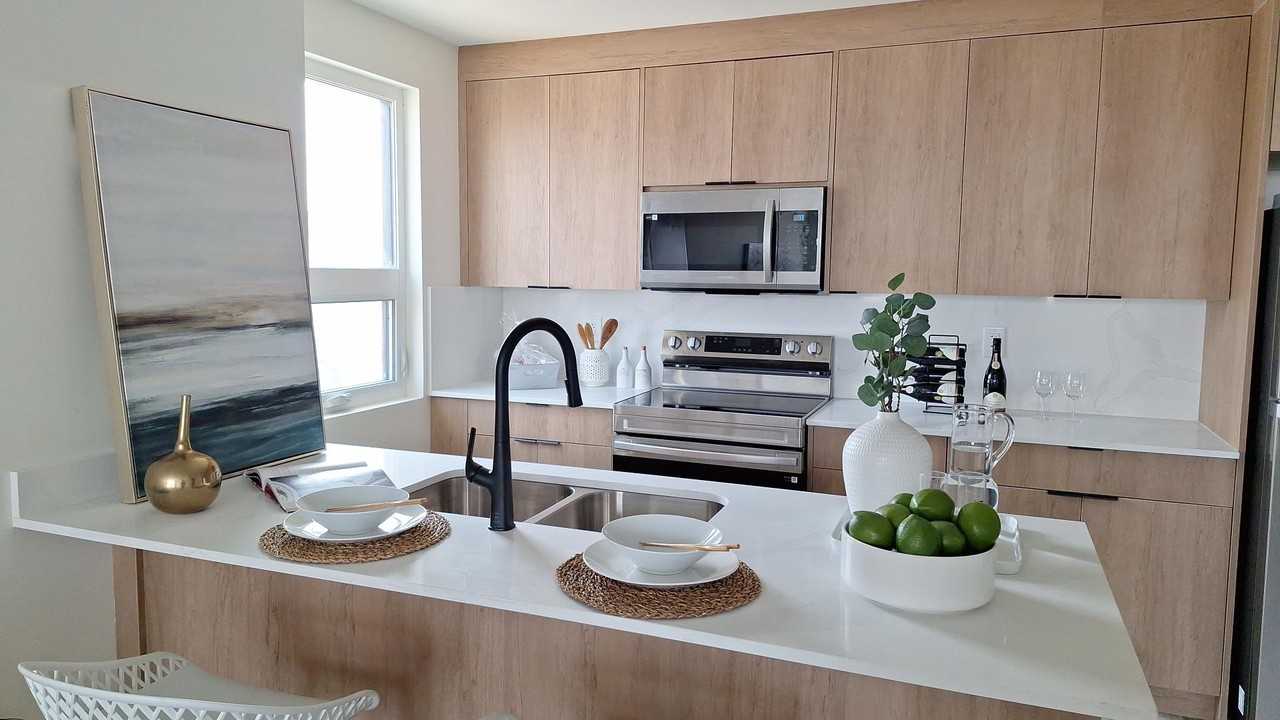 Rent 1800 Apartments on 4 St, SW, Calgary. Mission. Free Parking. - Photo 4 of 21