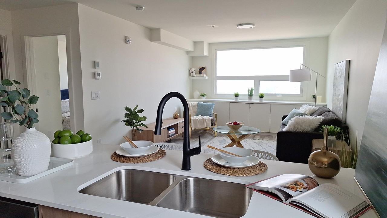 Rent 1800 Apartments on 4 St, SW, Calgary. Mission. Free Parking. - Photo 5 of 21