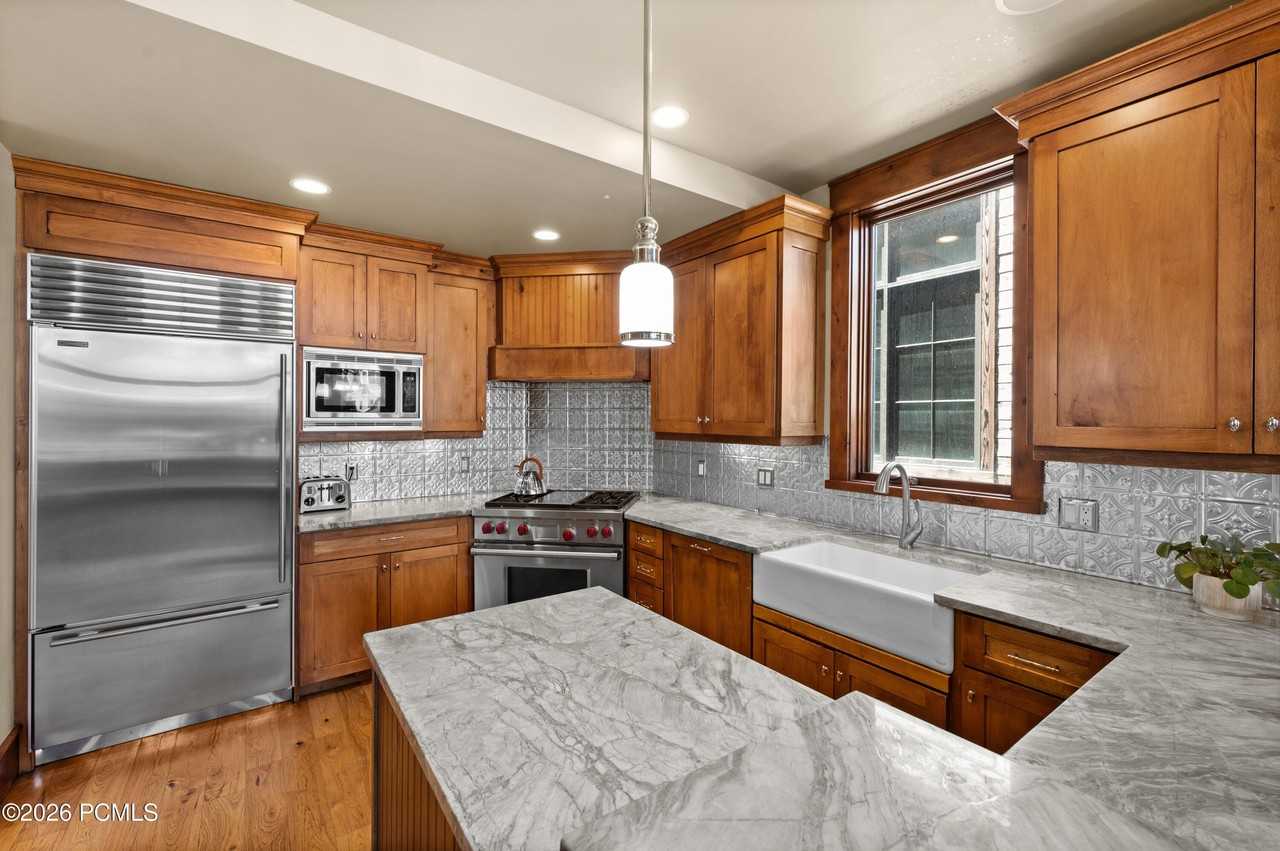 320 Woodside Ave - Photo 7 of 30