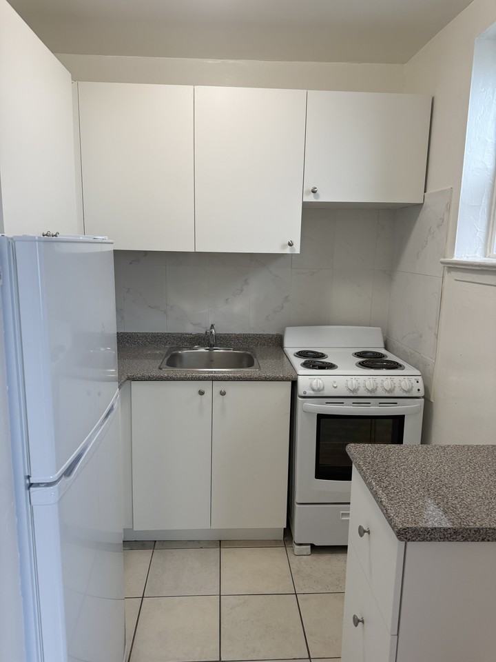 433-435 Sherbourne Street-Warrington Apartments - Photo 2 of 9