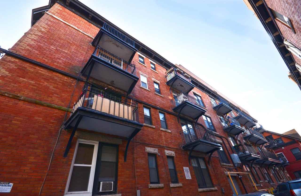 160 Huron Street - Photo 7 of 11